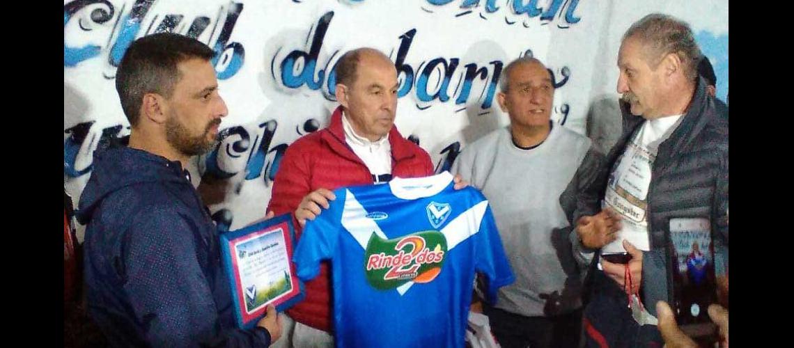 Ricardo Bochini recibioacute la camiseta del club de manos de su presidente y del delegado de ADIJ