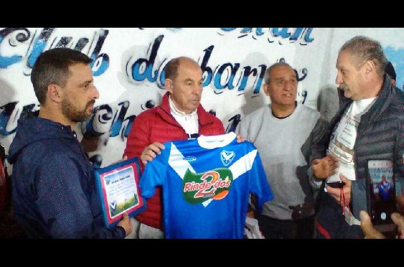 Ricardo Bochini recibioacute la camiseta del club de manos de su presidente y del delegado de ADIJ