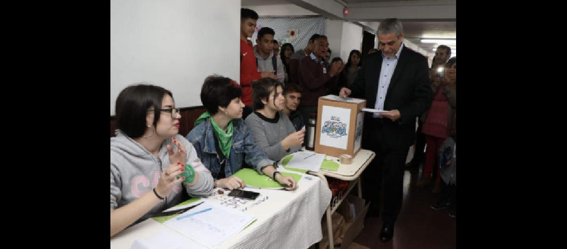 Los estudiantes de Avellaneda pueden elegir el nombre que llevaraacute su escuela