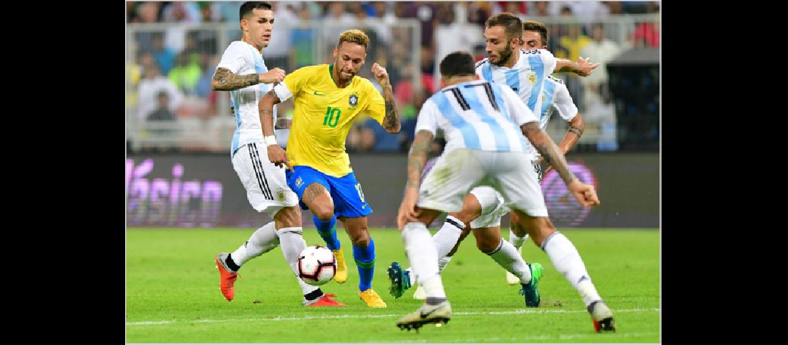 Neymar estuvo movedizo pero se le complicoacute con Saravia de buen partido