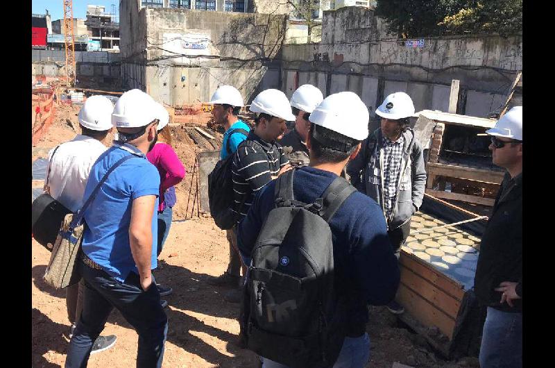 los joacutevenes recorriendo un edificio en construccioacuten