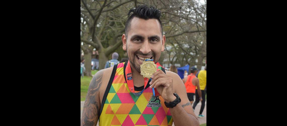 El atleta de Lomas de Zamora muestra orgulloso la medalla de la Maratoacuten Internacional de Buenos Aires
