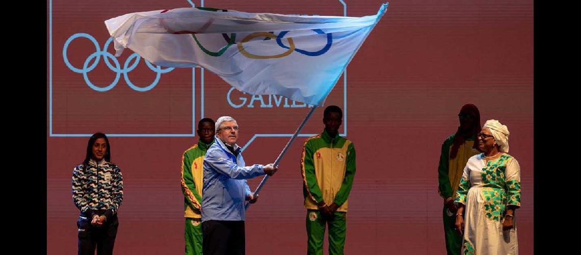 Flamea la bandera oliacutempica en el cierre de los Juegos realizados en la ciudad de Buenos Aires