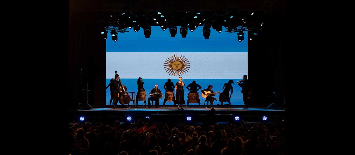 Soema Montenegro entonoacute las estrofas del Himno Nacional Argentino en la ceremonia de cierre