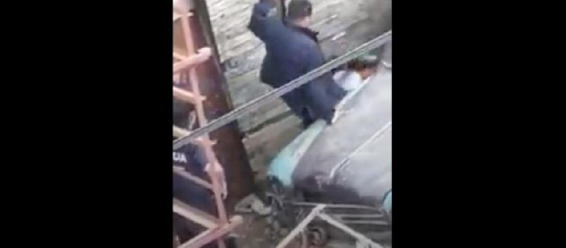 Dos policiacuteas fueron separados de la fuerza por golpear a un menor en Bernal