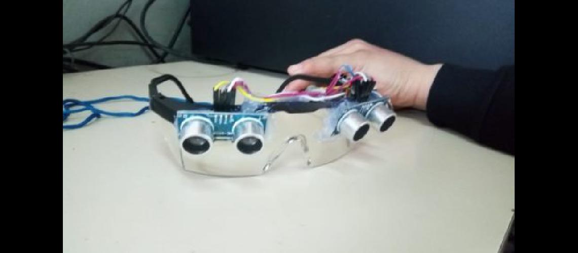 Un alumno de Lomas creoacute unos lentes inteligentes para guiar a personas con discapacidad visual