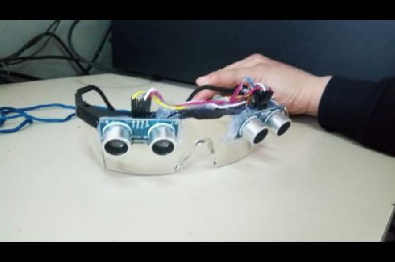 Un alumno de Lomas creoacute unos lentes inteligentes para guiar a personas con discapacidad visual