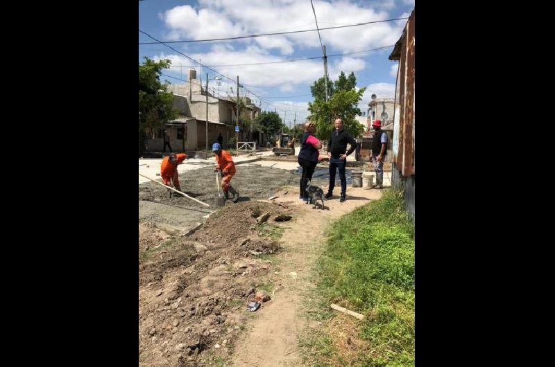 Aliviador Este- tras el armado del canal construyen los pavimentos
