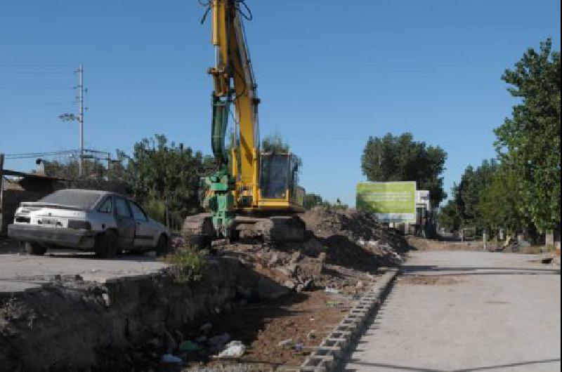Aliviador Este- tras el armado del canal construyen los pavimentos