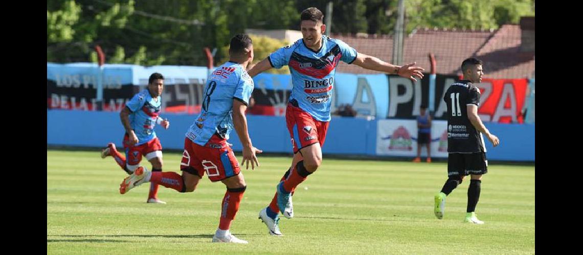 Los brazos abiertos de Nicolaacutes Benegas festejando el golazo que le dio la victoria a Brown