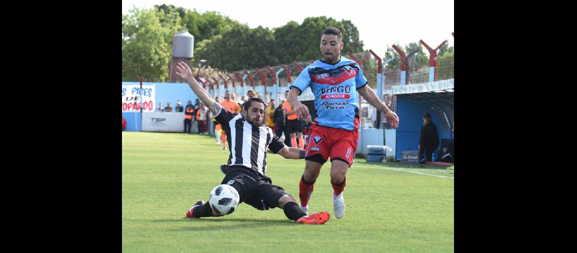 Maximiliano Ferreira de regular partido en uno de los ataques del Tricolor