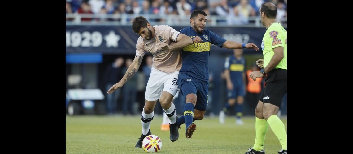 Tevez que jugoacute de nueve no pudo con los centrales del Lobo