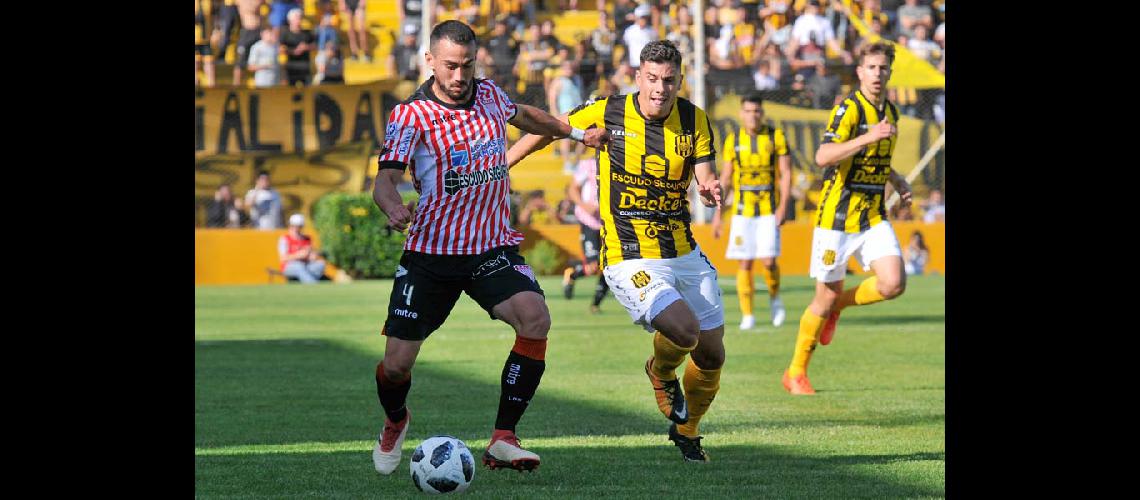 Gurucaga que fue duda en la semana le costoacute pasar al ataque Foto- Jonathan Rincoacuten (Fuacutetbol en Milrayitas)