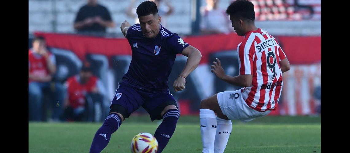 Jorge Moreira intenta meter el centro ante la presencia de Lucas Rodriacuteguez El Pincha tuvo solidez y lo ganoacute bien