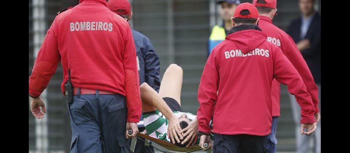 Asiacute se retiroacute Rodrigo Battaglia en camilla y muy dolorido en su rodilla derecha