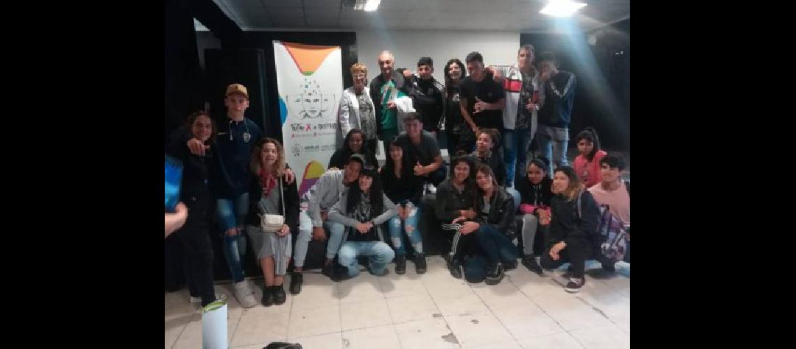 Obras de Teatro por el Diacutea de la Identidad