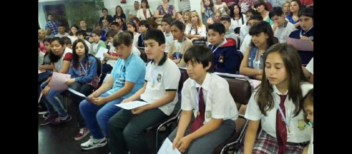 El Rotary Club reconoce a alumnos de escuelas de Banfield Este