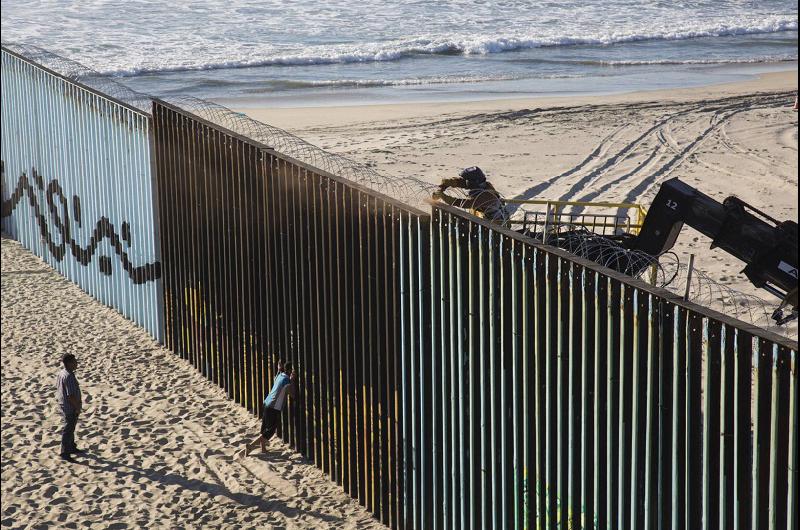 Un mural separa Tijuana de San Diego y las chances de que los migrantes queden a la deriva son altas