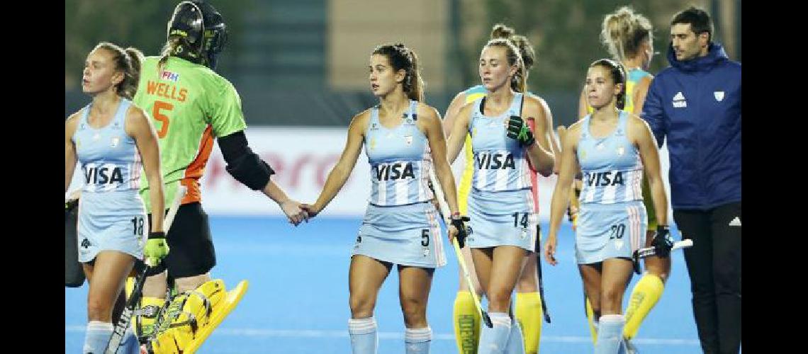 El seleccionado argentino femenino de hoacuteckey cayoacute ante Australisa en el Champions Trophy
