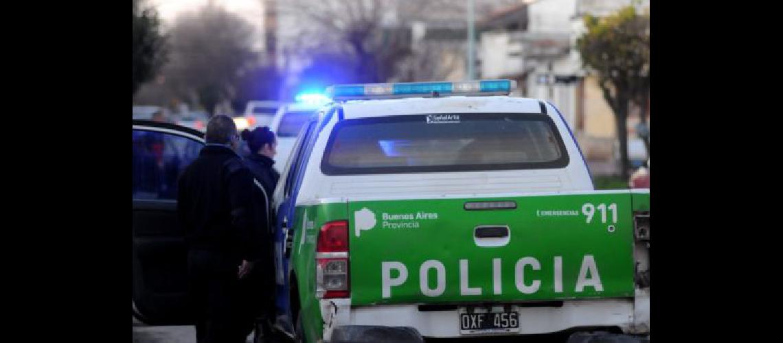 Balearon a un patrullero en Avellaneda e hirieron a una policiacutea