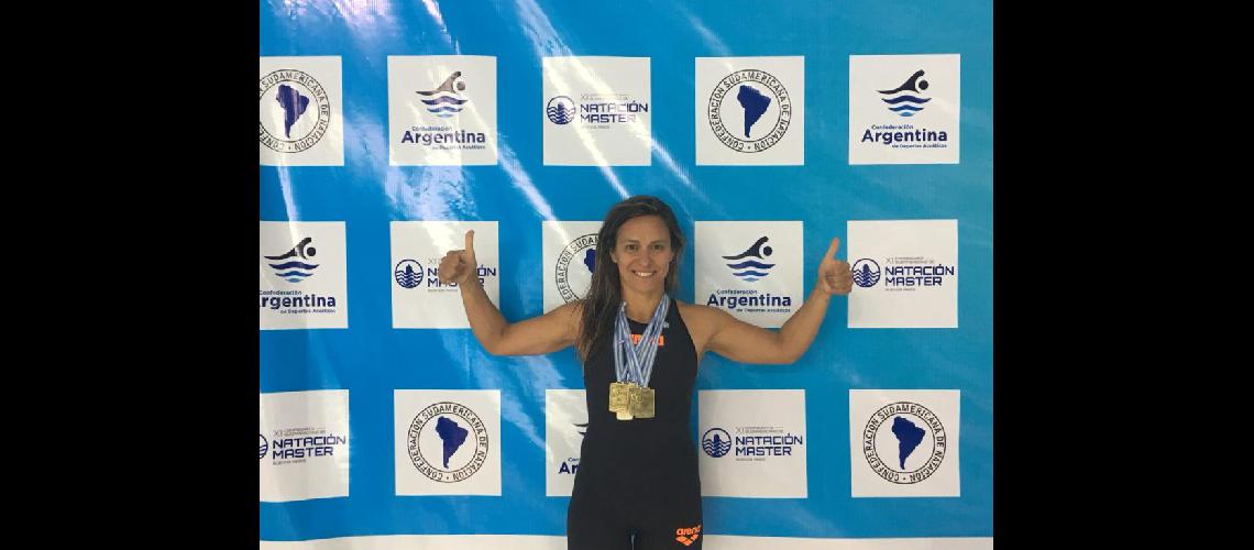 Noelia ademaacutes es profesora de natacioacuten en el club Brown de Adrogueacute