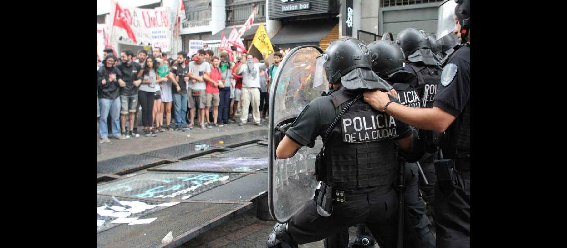 Durante las protestas hubo forcejeos con la Policiacutea que respondioacute con palos y gas pimienta