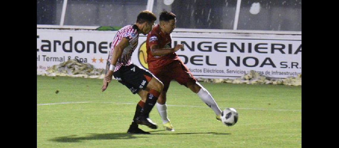 Por la banda izquierda el local marcoacute la gran diferencia de la noche