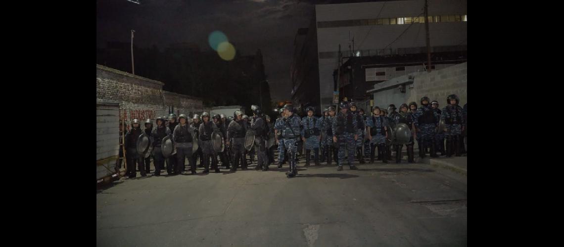La Policiacutea Bonaerense avanzoacute contra los trabajadores y familias durante la noche del viernes 