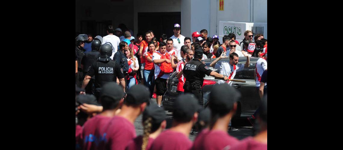 Hubo incidente durante todo el diacutea y la jornada terminoacute con alrededor de 60 detenidos
