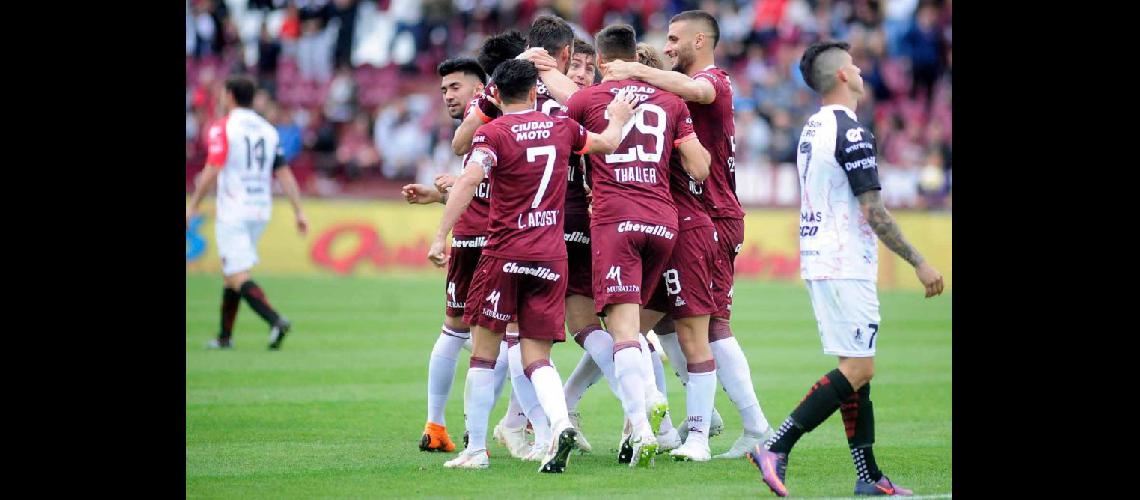 Lanuacutes que soacutelo le ganoacute a Patronato se quiere abrazar nuevamente el triunfo