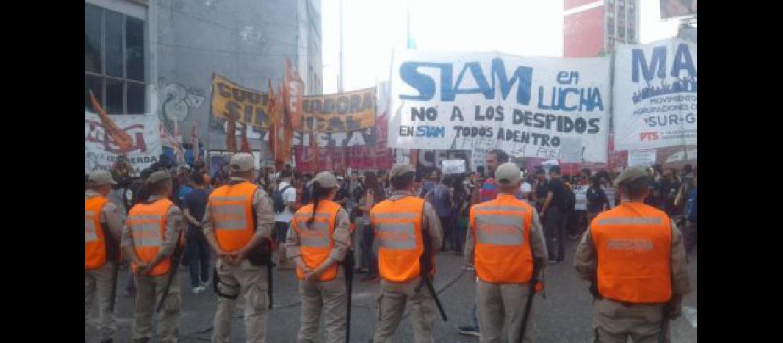 Los trabajadores de SIAM se movilizaron para repudiar la represioacuten