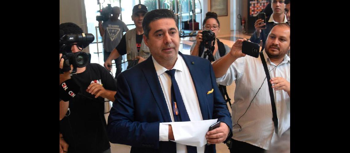 Angelici habloacute con los periodistas tras la reunioacuten y reafirmoacute su postura