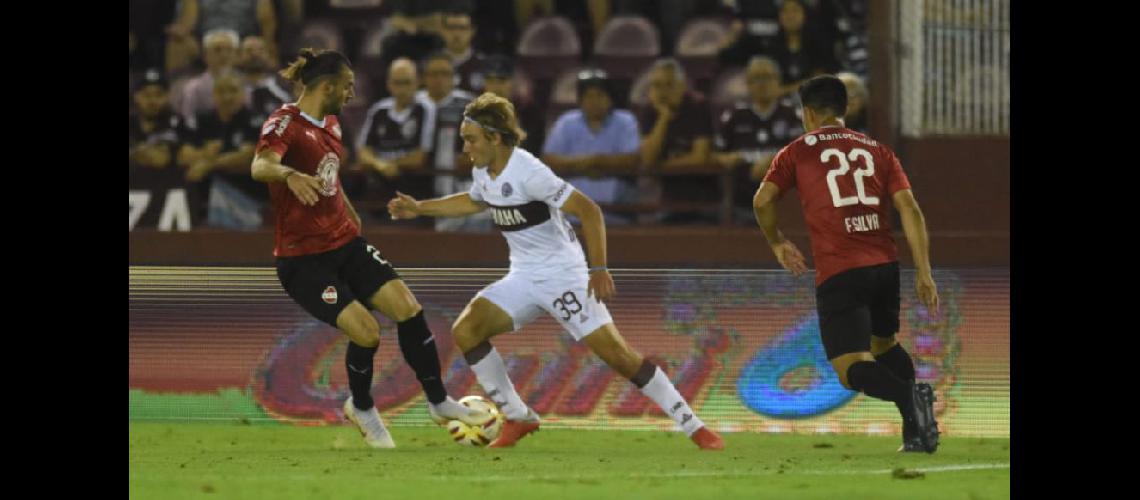 De La Vega- quotNecesitamos mucho este triunfoquot  El juvenil mediocampista de Lanuacutes Pedro De La Vega terminoacute muy quotcontentoquot con el triunfo del lunes ante Independiente y remarcoacute que fue quotmuy importantequot para acentuar la recuperacioacuten del equipo en el torneo quotEs algo que necesitaacutebamos muchoquot sentildealoacute En esa liacutenea el chico de Olavarriacutea recalcoacute que el Granate jugoacute quotun buen partidoquot ante Rojo que llegaba en alza y como candidato a ganar quotManejamos bien la pelota y creo que fuimos un justo ganadorquot resaltoacute el juvenil que ingresoacute en el segundo tiempo y asistioacute a Gastoacuten Lodico en el uacutenico gol de la noche en La Fortaleza Con este resultado Lanuacutes salioacute del anteuacuteltimo lugar de la tabla de posiciones pero todaviacutea debe sumar una buena cantidad de puntos para alejarse en la tabla de los promedios y no tener complicaciones con el descenso Y eso lo sabe de La Vega quien remarcoacute que seraacute quotfundamentalquot sumar una buena cantidad de puntos en las uacuteltimas dos fechas que quedan en el antildeo En esa liacutenea destacoacute el apoyo que recibieron en este duro momentoquotLo importante es que el club apoya los hinchas tambieacuten y eso es importante para nosotros porque no estamos tan presionados Necesitamos ganar y es lo que buscaremos en los uacuteltimos partidosquot concluyoacute