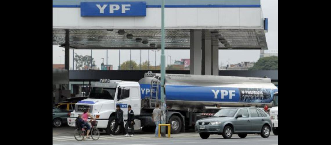 YPF bajoacute el precio de las naftas pero subioacute el del gasoil