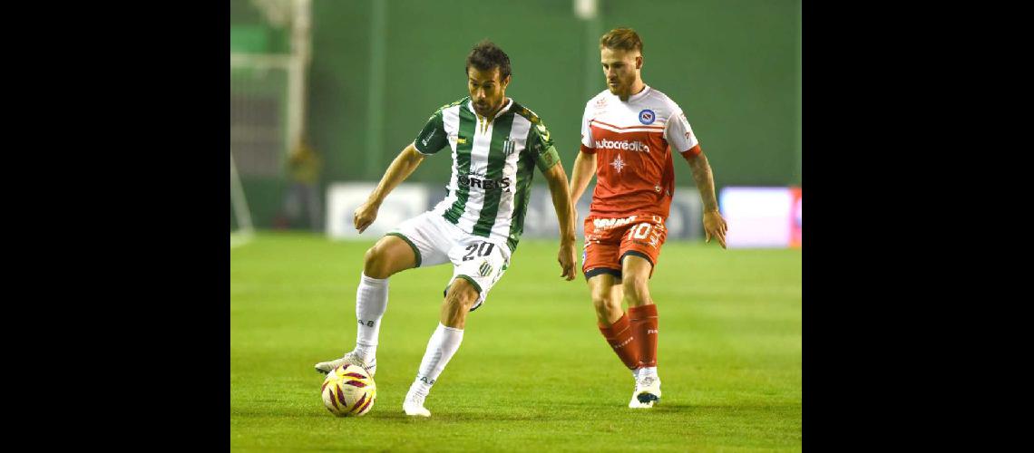 Cvitanich recibioacute la quinta amarilla en el duelo ante Argentinos
