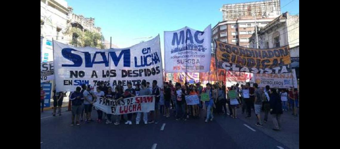 Trabajadores de Siam cortaraacuten este jueves Callao y Corrientes