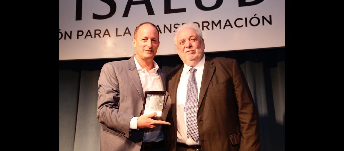 martiacuten recibioacute el premio de manos del exministro de salud gineacutes gonzaacutelez garciacutea
