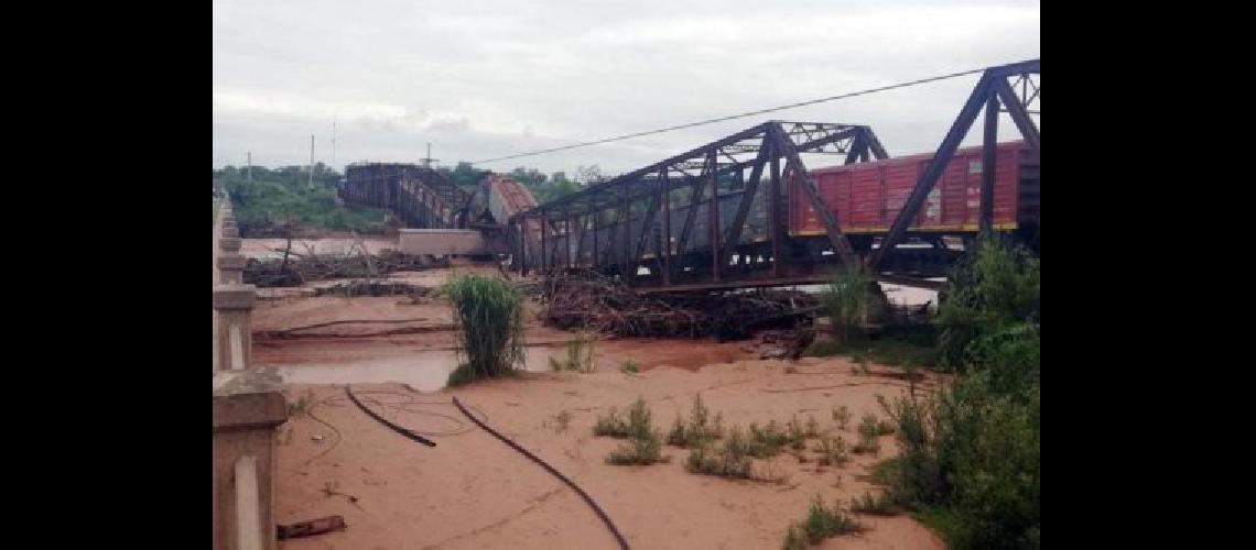 Salta- se desplomoacute un puente cuando pasaba el tren Belgrano Cargas