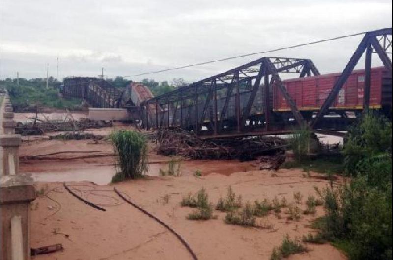 Salta- se desplomoacute un puente cuando pasaba el tren Belgrano Cargas