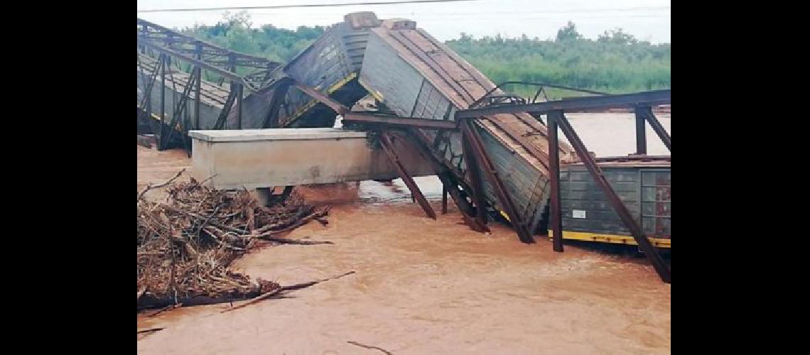 Salta- se desplomoacute un puente cuando pasaba el tren Belgrano Cargas