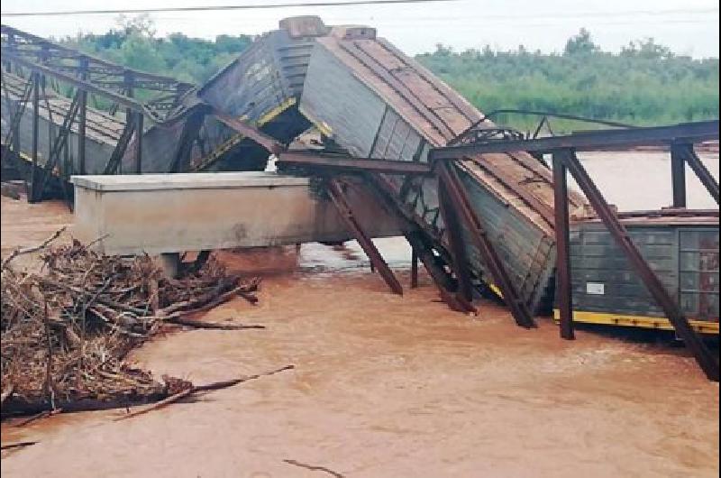 Salta- se desplomoacute un puente cuando pasaba el tren Belgrano Cargas