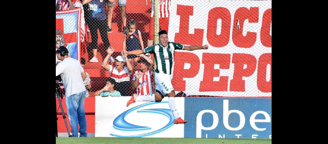 El quotCheloquot Torres festeja su primer gol en el Taladro