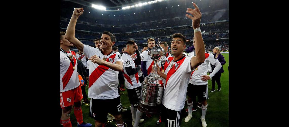 Martiacutenez con la Copa en sus manos festeja el nuevo tiacutetulo