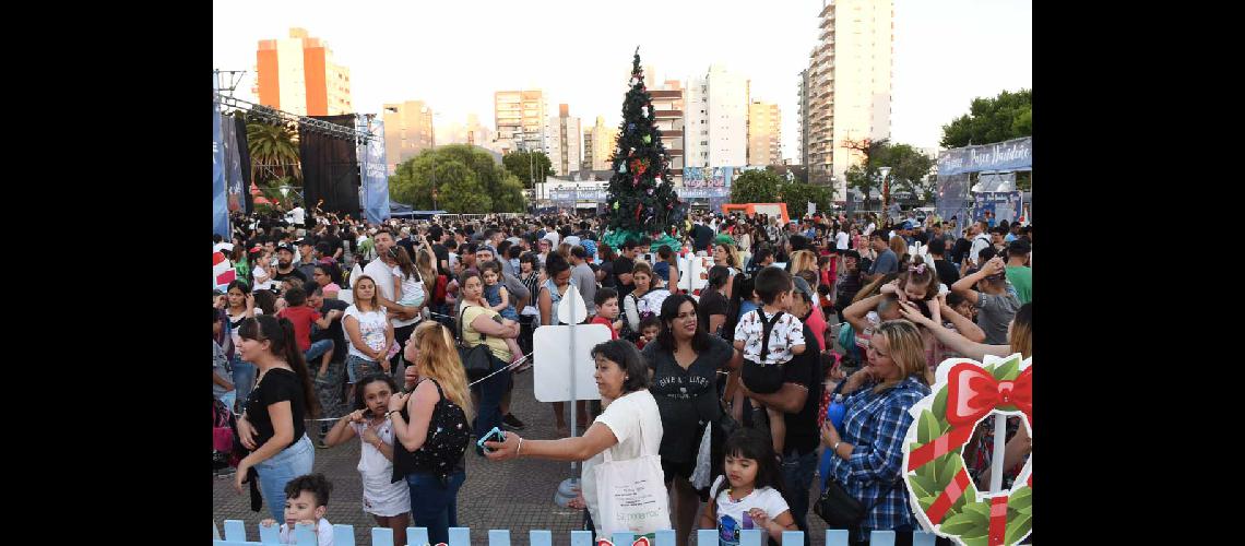 el paseo navidentildeo ya recibioacute a miles de vecinos