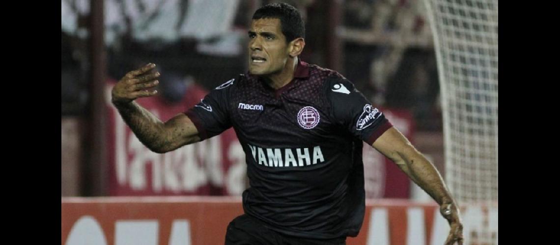 El goleador firmariacutea un contrato por un antildeo y medio