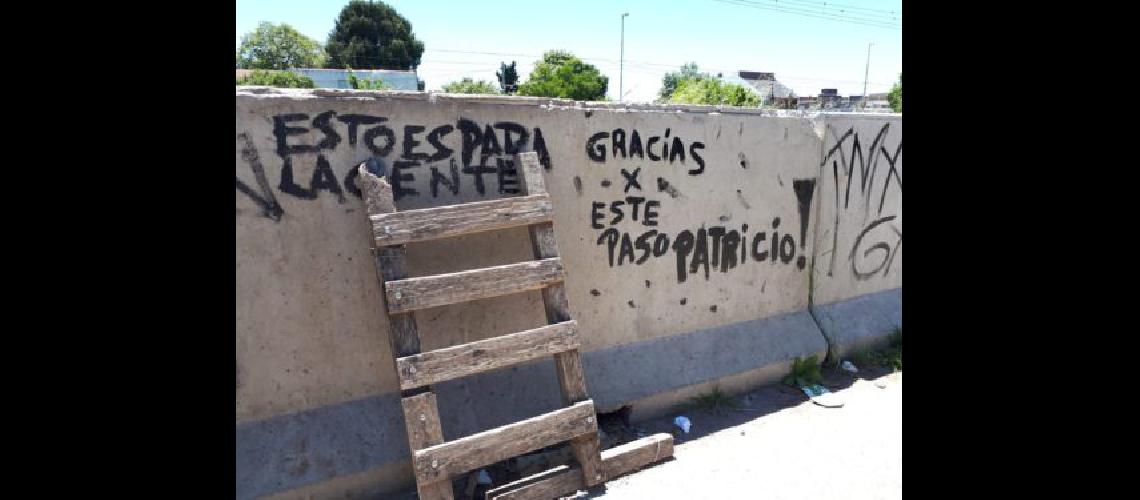 Vecinos de Berazategui indignados por la construccioacuten de un muro sin acceso peatonal