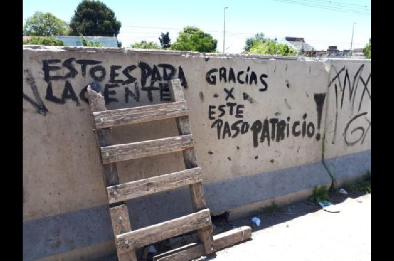 Vecinos de Berazategui indignados por la construccioacuten de un muro sin acceso peatonal