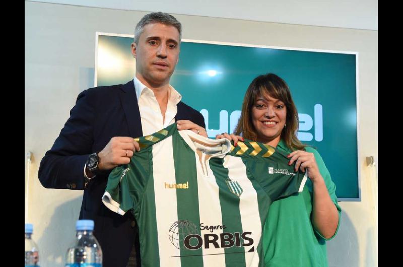 Crespo fue presentado por la presidenta Barbuto en el Campo de Deportes