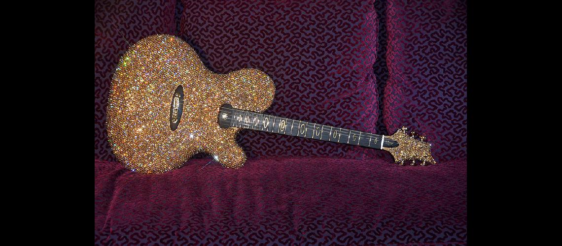 Usaraacute una guitarra de disentildeo exclusivo con maacutes 11000 diamantes incrustados
