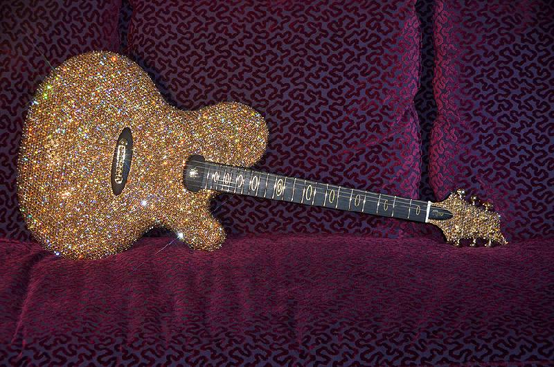 Usaraacute una guitarra de disentildeo exclusivo con maacutes 11000 diamantes incrustados